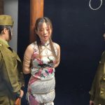 上篇 三位女模特倾情演绎，女学生被特务抓住逼问情报下落，在各种KB,YK,鞭打，老虎凳下，仍不肯招供，她能等到同伴来救她吗？同伴能安全离开吗？