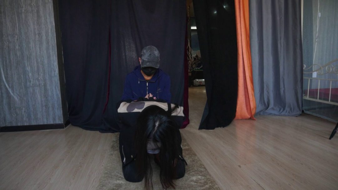 颖儿破洞牛仔裤-2