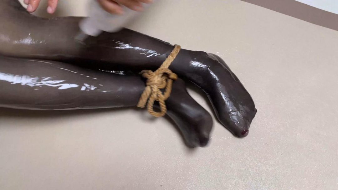 king云雀定拍《油光丝袜美女租客—粘液陷阱02》粘液丝袜 玩弄挠痒丝袜美脚 美女使劲全力逃跑 但全是滑滑溜溜怎么挣脱？油光灰丝-11