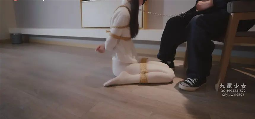 白丝少女全身捆绑在柜子中，白丝美腿诱人，全身捆绑，强制玩弄-3