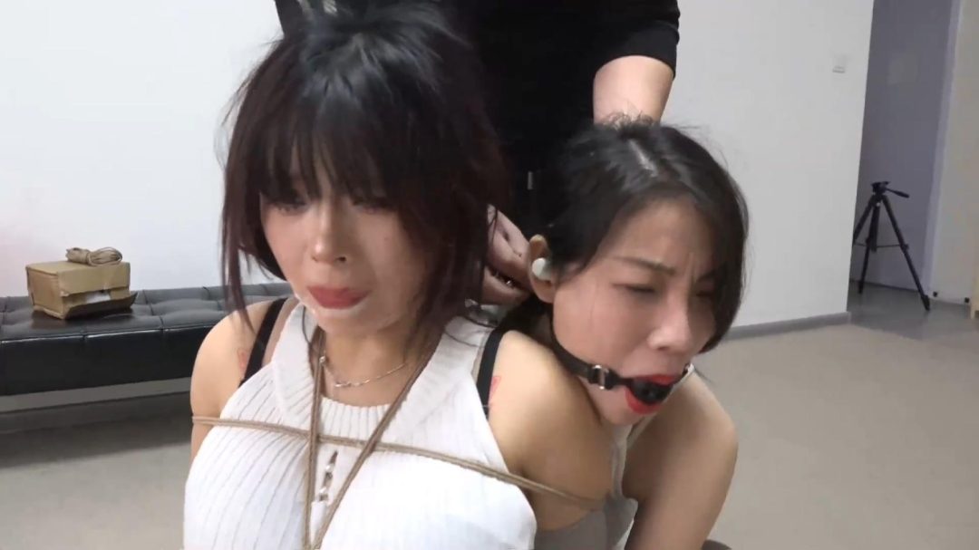 king定拍《女奴直播 第二部02》直播超诱人丰满女奴 柳洋 曼妮 灰丝美女双人连缚-7