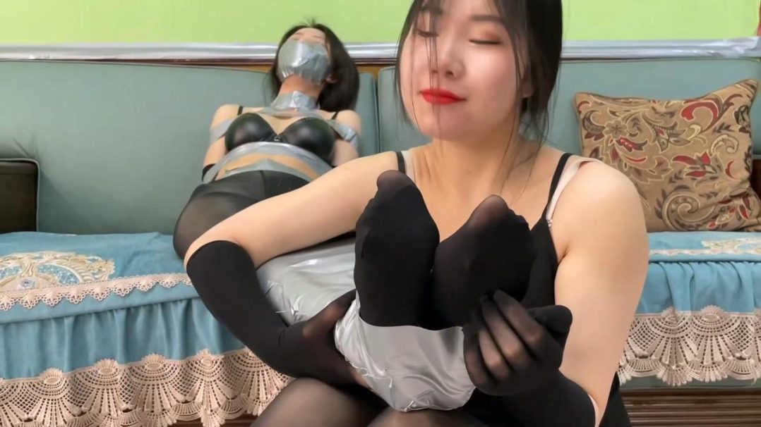 king定拍《绑架女奴直播间 上》黑丝油光 刘洋 吴晗 美女主播直播绑架美丽御姐 按直播要求玩弄美女 剪刀破衣调教玩弄-15