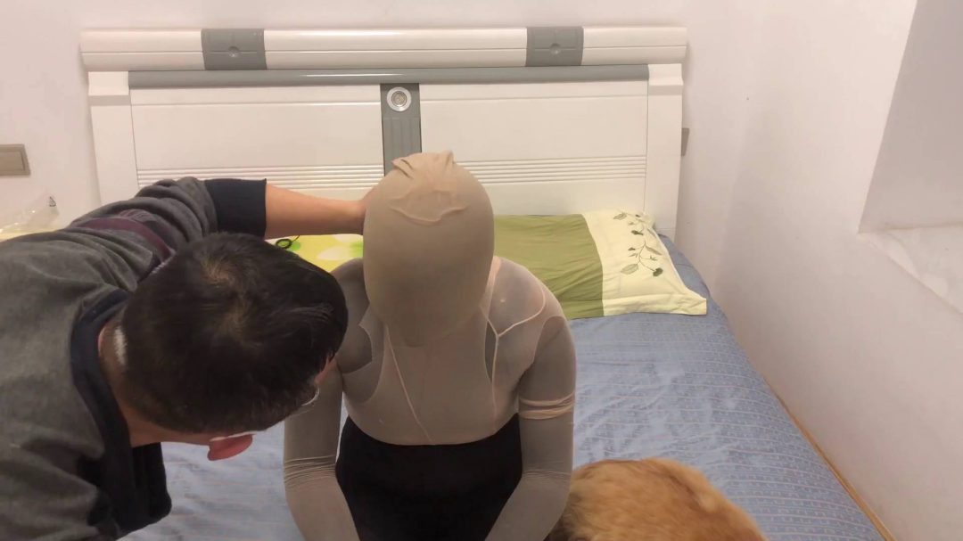 丝袜全包处女作，乳胶头套，保鲜膜包裹-5