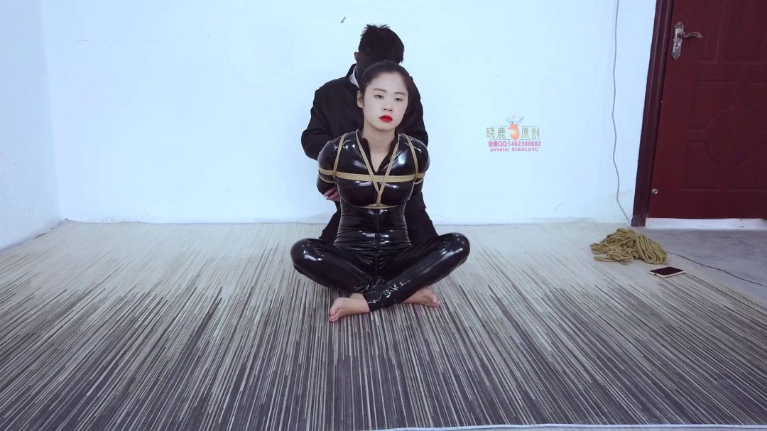 露露被强迫驷马后用丝袜堵嘴，还用丝袜套头，强制用丝袜抬头-2