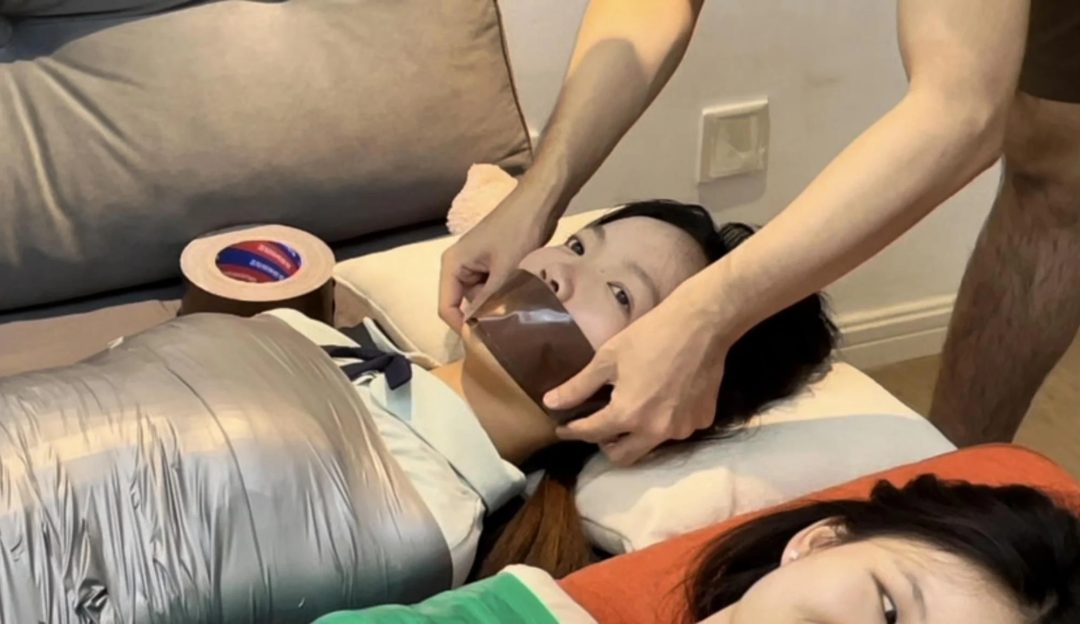 【小依】【小汪】【小杨】3个人的简单挣脱实验6，国庆前的最后一绑，交给了费时费力的木乃伊，缠的真累-3