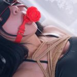 《潜入美女家的大叔3》趁着美女睡觉，潜入她家，把美女大字捆绑，口塞蹂躏小嘴，呜呜叫流口水！并腿固定