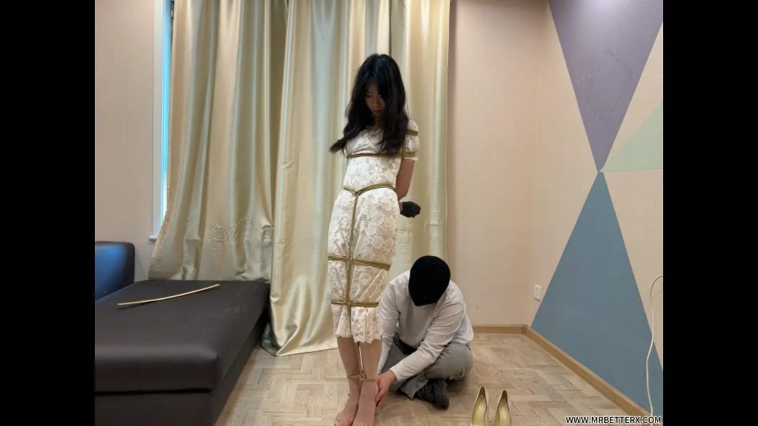 美女七七入室捆绑站缚肉丝、驷马白丝疯狂挠脚-4