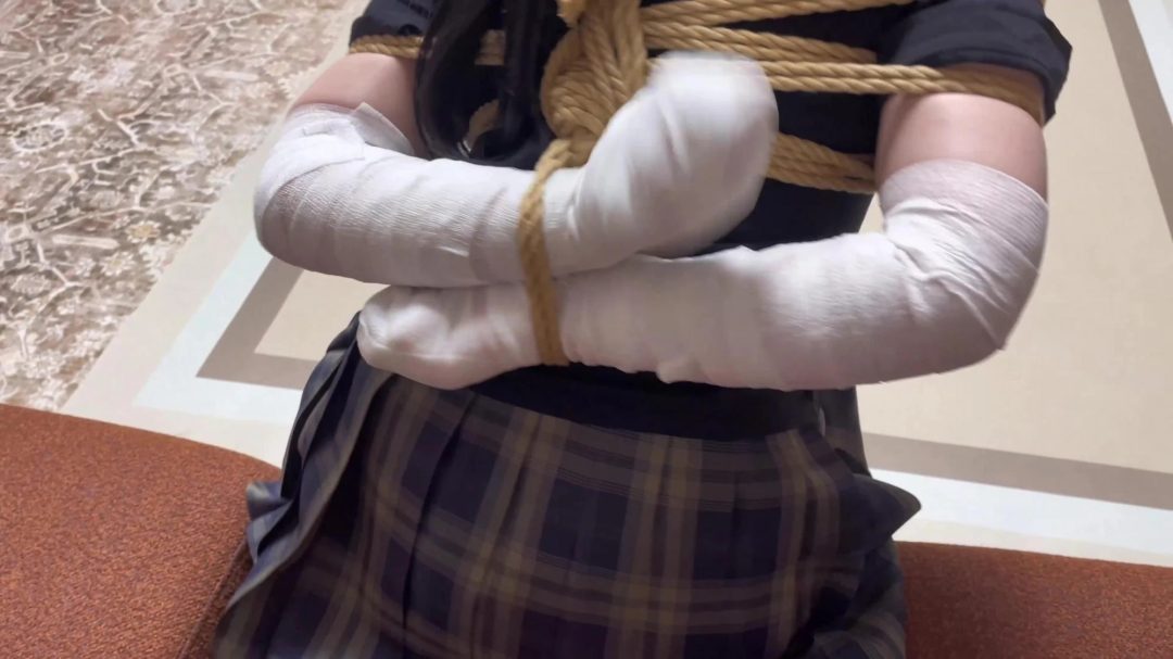 ing云雀定拍《双层白丝美女—油光丝袜01》粘液丝袜 双层白丝丝袜包裹 朋友在边上听歌 美女努力蠕动求救不能-4