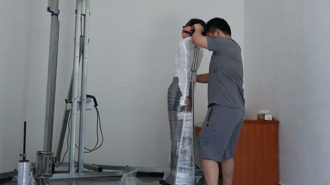 把玩包裹的女孩-4