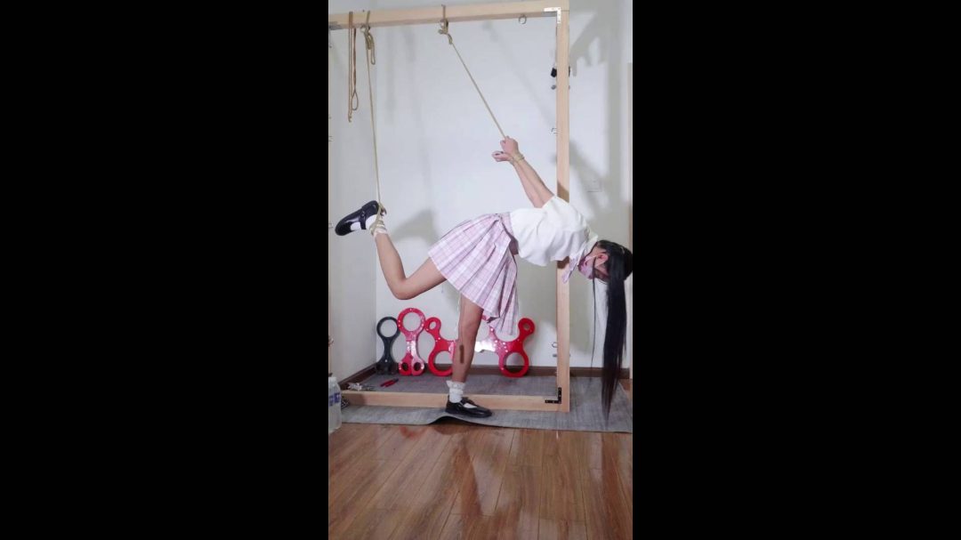 定拍虐足跑步机，捆绑单腿吊，脚踩绿豆折磨-7