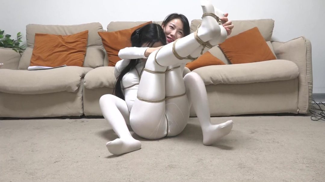 king定拍《白丝女奴的贩卖直播01》刘洋 吴晗2位性感的油光白丝体操服美女 主播介绍性感可爱的女奴 结果自己玩丢了 主播也被捆绑顶替女奴-6