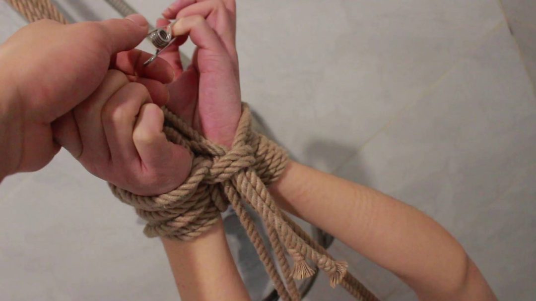 抱脑后手绳是为了更全面的腋窝，失去感官的薄丝人形犬在漆黑中挣扎，强行开口充分的释放口水，高手吊缚，钢夹TJ痛到怀疑人生，昏迷大量失禁-7