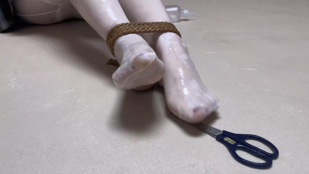 king云雀定拍《双层白丝美女—油光丝袜02》粘液丝袜 双层白丝袜包裹 粘液系列最后一步 性感油滑美腿 大量特写不要错过-12