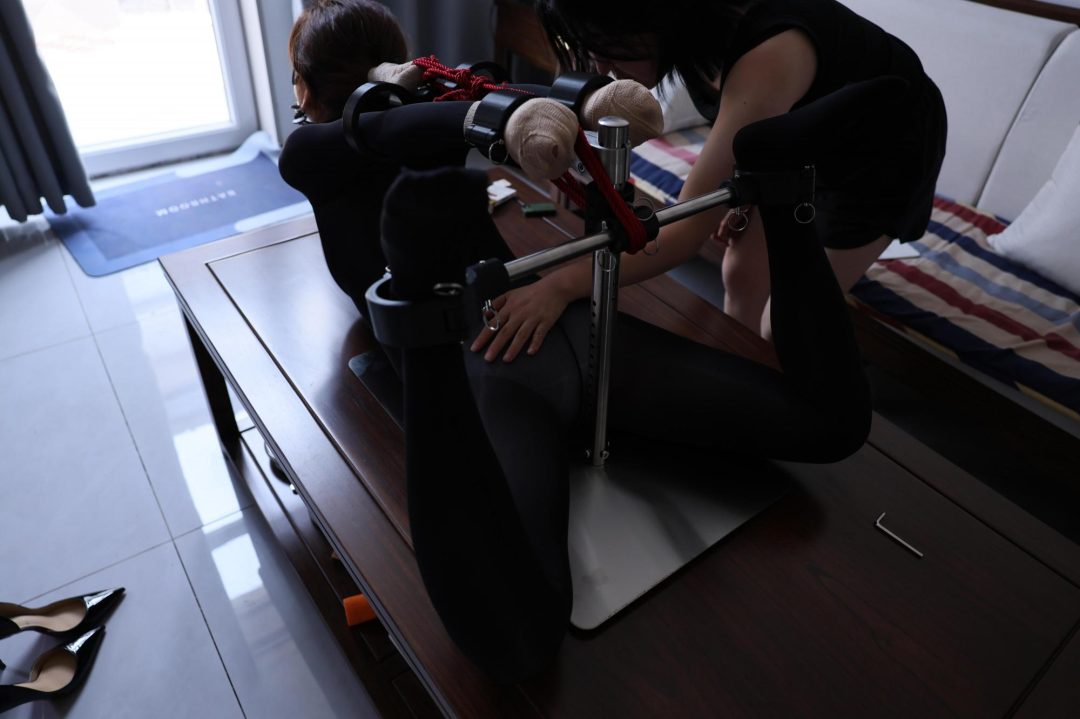 紧缚玩偶04-驷马禁锢架-4