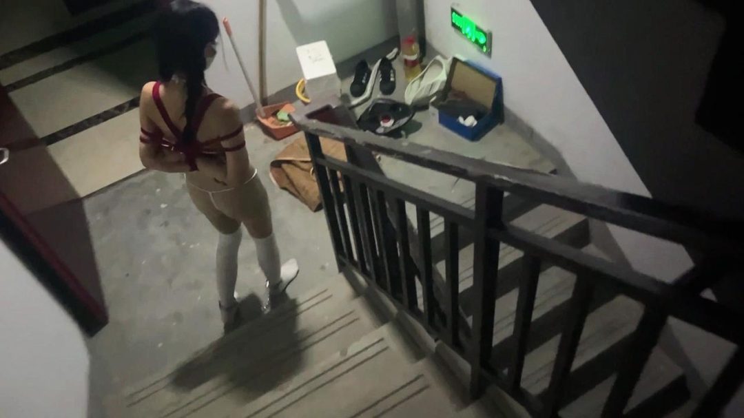 【臭脚妹妹】【户外露出-羞耻心PLAY】【内衣、肉丝、白丝、镣铐、捆绑、地库、楼道】-3
