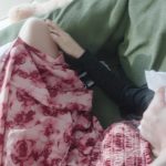 【丝米定拍】《狩猎日记之出轨女》女生勾引我而她却有男友，我很气愤，约她上门，直接捂晕，紧紧束缚，塞上口球。给她换上JK，换下的丝袜堵嘴，拍照发给她男友，我走后他男友到现场，