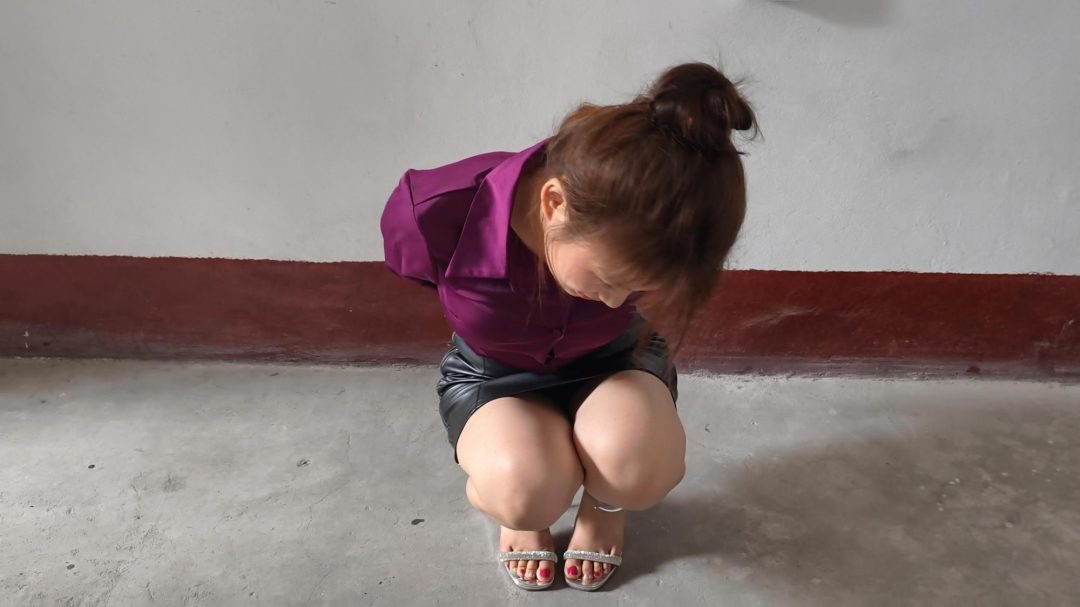 【鑫鑫工作室】一名女子被抓捕，她反抗并质问为何被抓-1