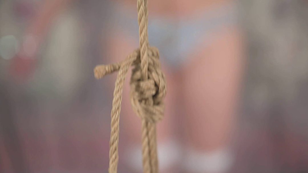 高挑妹子镣铐固定水桶股刑-7