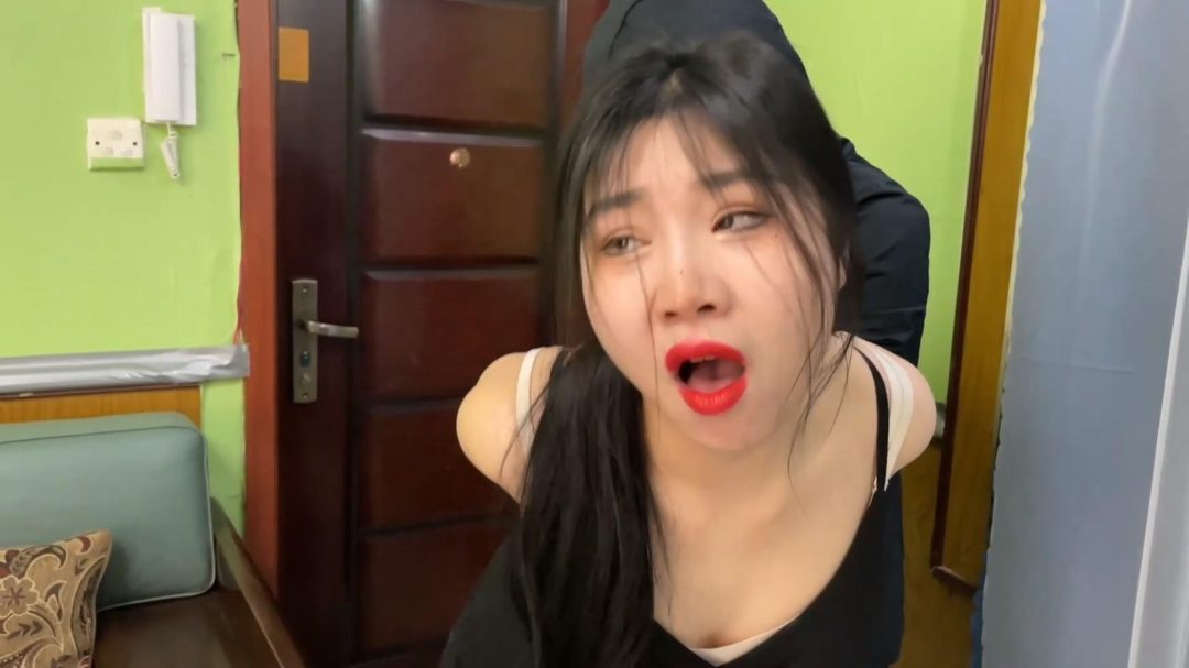 king定拍《油光黑丝 入室双劫 上》黑丝油光 长手套 刘洋内衣捆绑 吴晗 参考欧美超经典剧情 捆绑团缚 互相视频通话也只能呻吟 无奈挣扎~-3