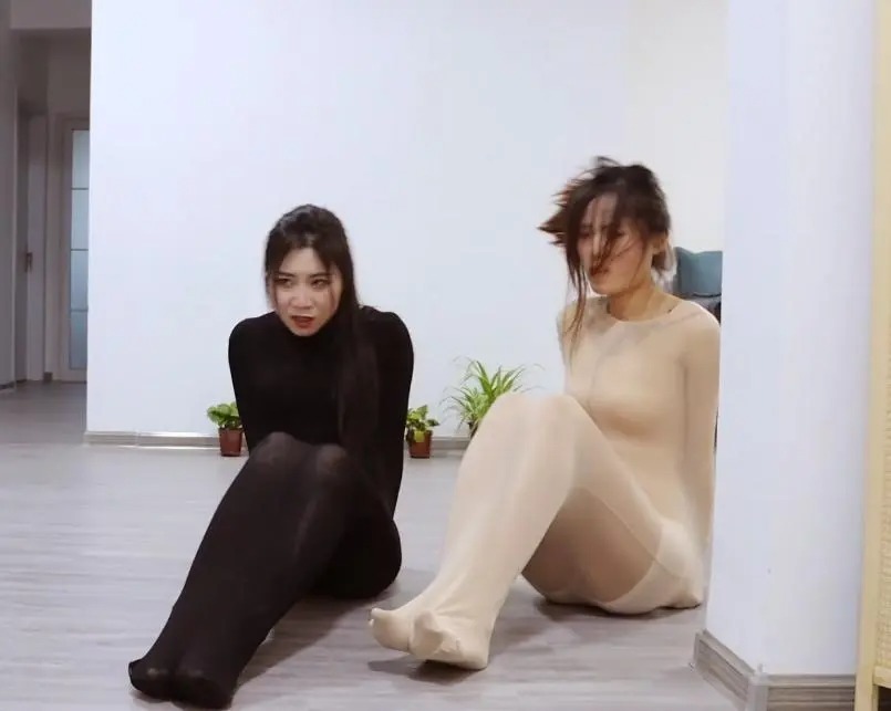 KING精彩双人定拍《丝袜爱好者的陷阱04——黑丝+肉丝两个诱人的丝袜全包美女抱枕》出现意外2个美女双双被包裹成丝袜美茧 2位美女蠕动挣扎精彩纷呈-9