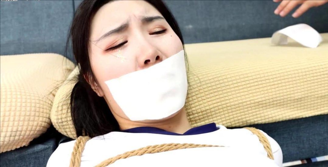 king剧情定拍！《白丝笨蛋美女的奇怪自缚02》 性感白丝美女被挠痒到失禁 白丝美脚完全湿透美女被盗匪加固封嘴，吃力蠕动逃跑被发现，白丝美脚被歹徒挠痒到失禁，最后虽然盗匪离开，但美女因为丝袜美腿被[不可描述]弄湿，地面也太滑根本无法站起来，结果美女被自己的[不可描述]干扰的无法逃脱。。。-2