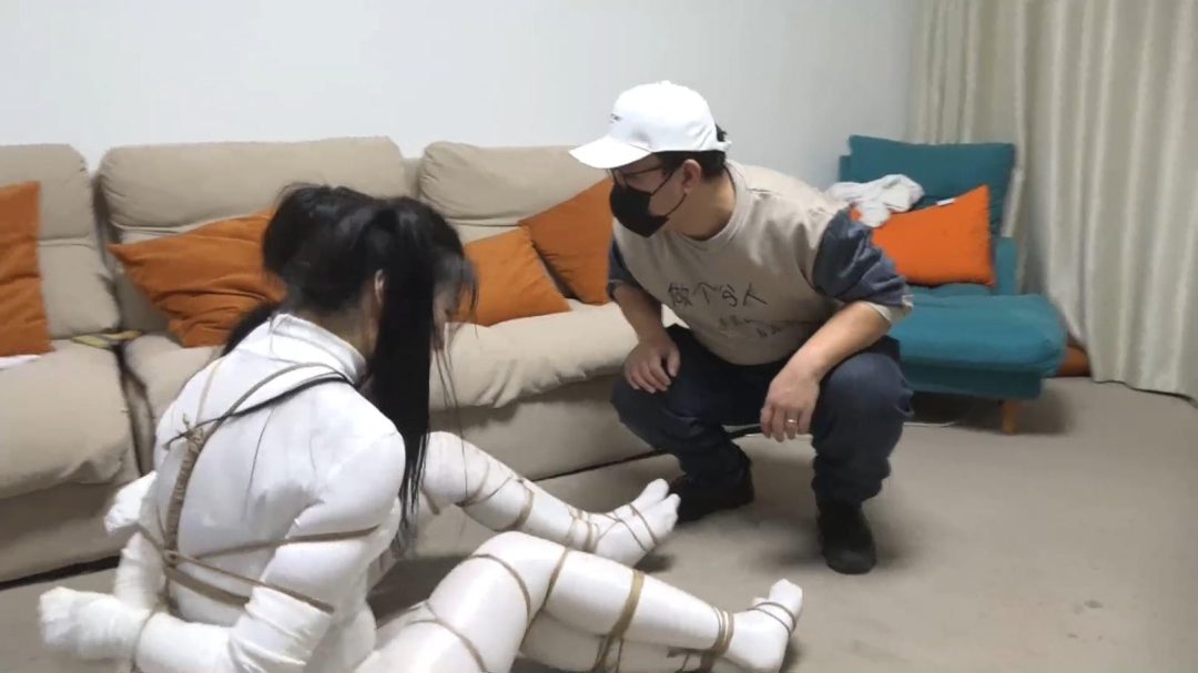 king定拍《鬼屋缚影——自动拘束魔绳》刘洋 吴晗性感油光白丝美女 自己捆绑的魔绳 越挣扎捆绑越紧 超严密捆绑白丝人粽-9