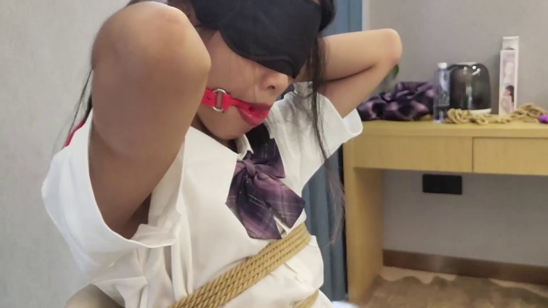 邻居妹妹3（下集）凳子固定，驷马，股绳，口水收集， TK，打屁股-5