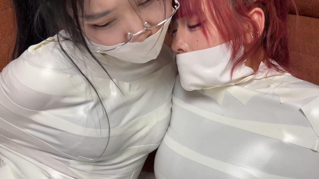 云雀定拍《被入室抢劫的美丽母女 下》 超人气漫画完美复刻 双人木乃伊捆绑蠕动 求救只有一墙之隔~-4