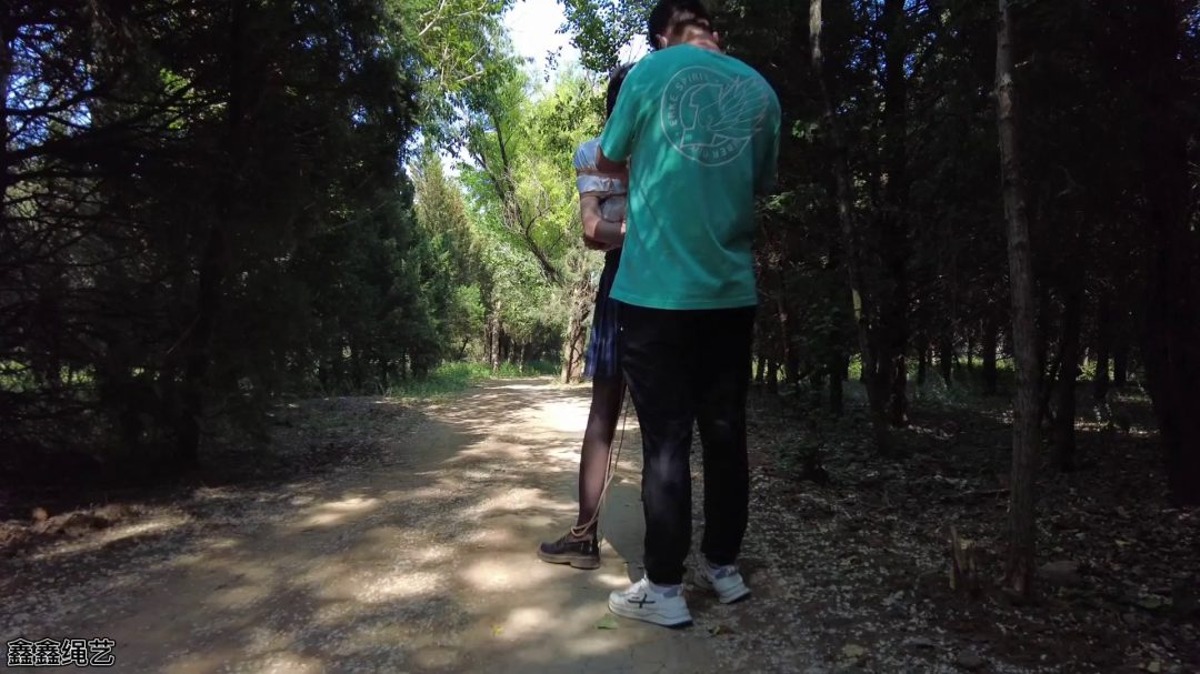 带着她们去户外踏青-1