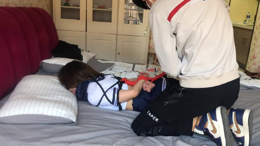 可可剧情 一个小偷偷偷潜入了室内准备偷东西 看到被子里是美女 可高兴坏了于是就开始-5