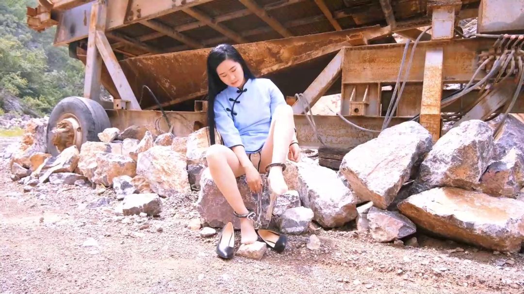 荒村绳镣行 私人女囚五四装游荒村 五花大绑亡命牌 脚镣手铐-7