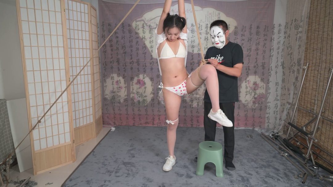 双马尾白丝高挑妹子片足吊电击-4