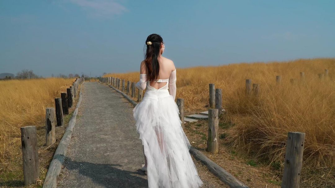 谁能想到在户外拍婚纱照的新娘，性感的婚纱之下的双腿之间居然被紧紧的勒着股绳(预告片)-4