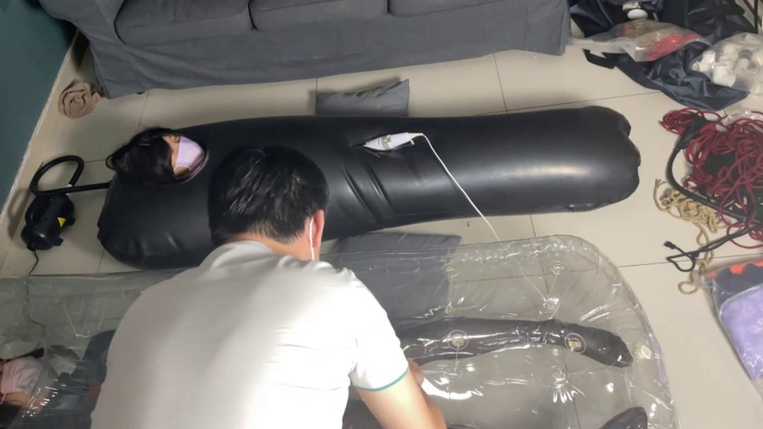 两个模特互相用猜拳决定绳艺比赛-8