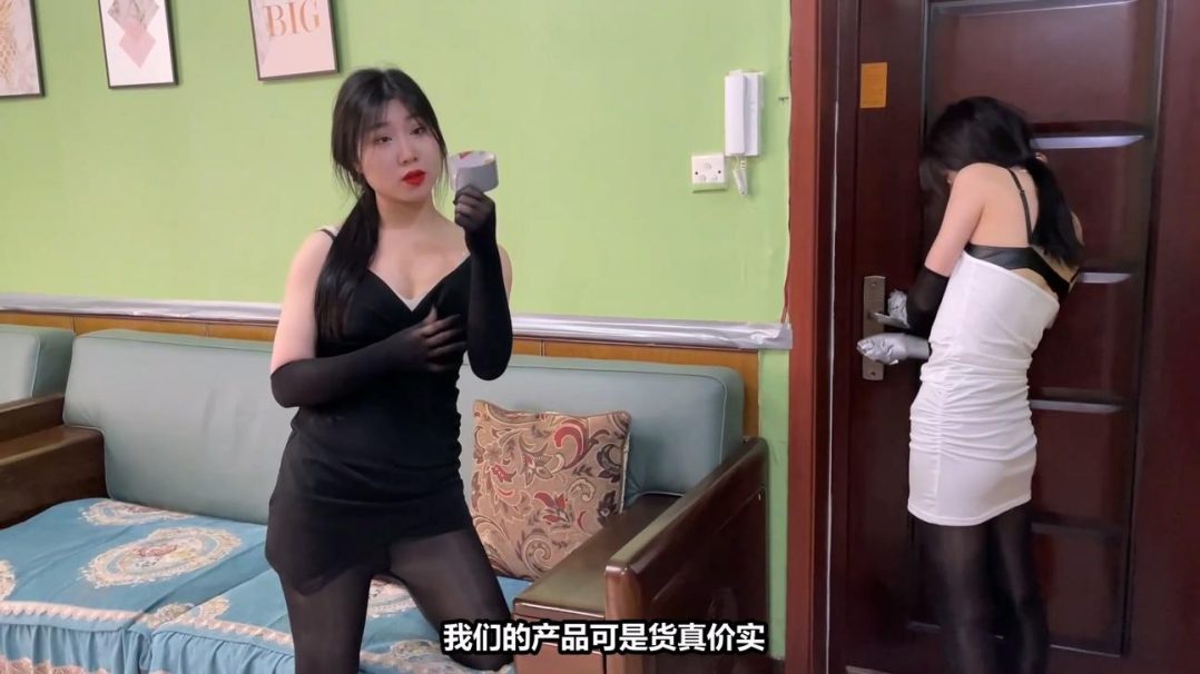 king定拍《绑架女奴直播间 上》黑丝油光 刘洋 吴晗 美女主播直播绑架美丽御姐 按直播要求玩弄美女 剪刀破衣调教玩弄-5