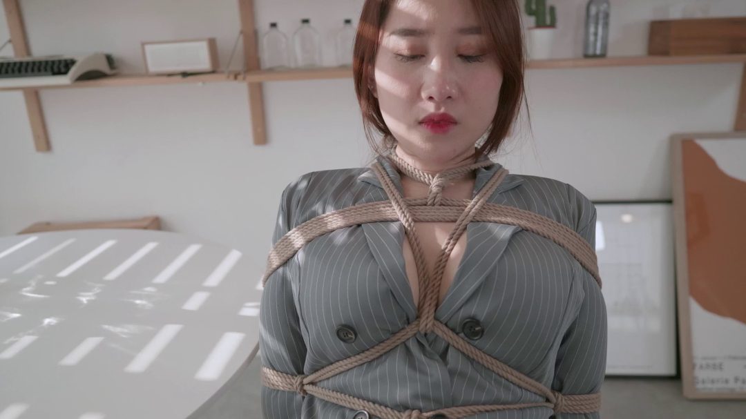 斜阳下的紧缚，胸缚，黑丝，口球，超短裙-7