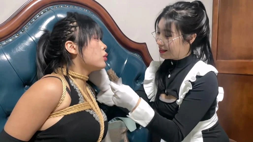 king定拍《女仆与女主人的怪异关系01》乖巧女仆被洗脑 认为主人喜欢被玩弄 于是肆意“服侍”自己的黑丝高傲女主人-15