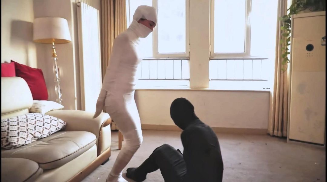 king定拍《黑白木乃伊姐妹 下》 双御姐 全包成木乃伊 包裹成只能蠕动的黑白色人茧-9