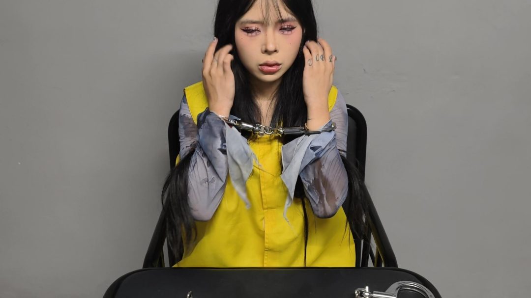 【鑫鑫工作室】一名女子因转发YH视频而被传唤自首。她声称自己只是觉得好玩，并未故意传播。然而，她的行为已构成犯罪，并对其进行了严厉的批评和惩罚，包括让她赤脚蹲下、提裤子等羞辱行为-9