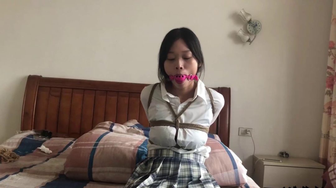 妹子小雪捆绑模拟-2