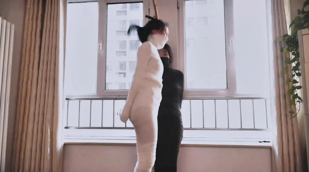 king定拍《黑白木乃伊姐妹 下》 双御姐 全包成木乃伊 包裹成只能蠕动的黑白色人茧-1