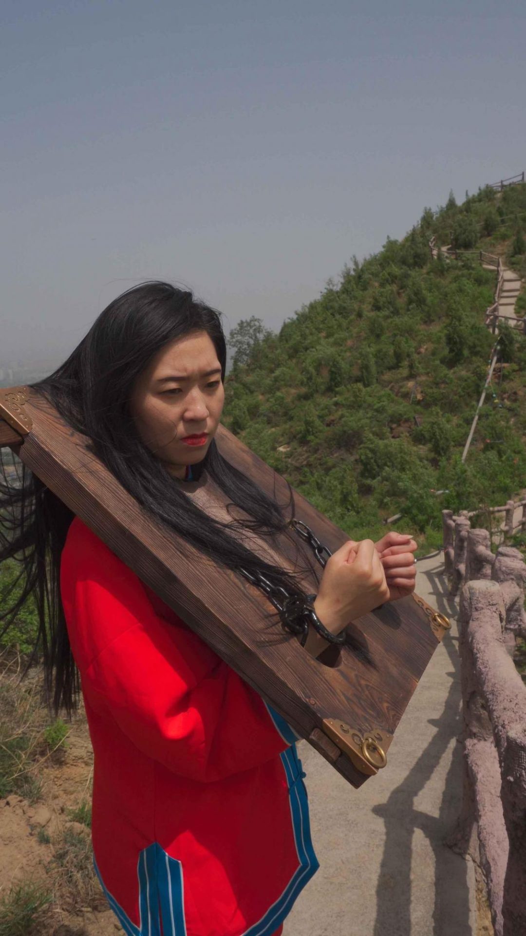 私人女囚之故地重游（五一游记） 户外红罪衣木枷脚镣 押解绑 跪迎主人 五花大绑 单脚吊 口球 红肚兜 真实皮鞭戒尺打屁股 强制开脚等等-10