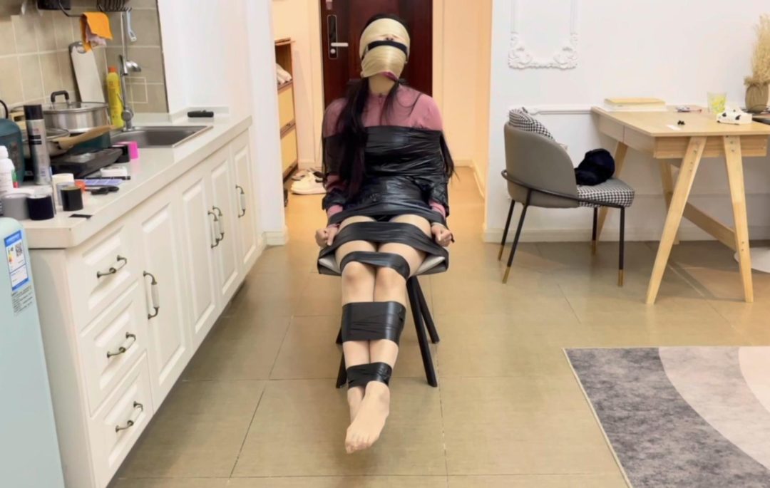 【小橙】椅子上的黑色胶带捆绑，胶带封嘴后，静电胶带再封一层，肉丝蒙眼+蒙嘴，“呜呜呜”的享受~-14