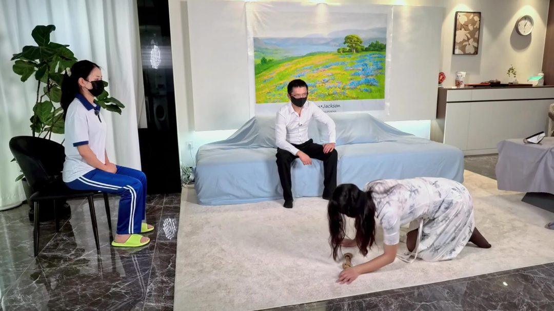 【Raymond】（精品大片）年轻的陪读妈妈第五集：女儿补课时被羞耻的堵嘴蒙眼吊在旁边陪着的妈妈，随后的训练中又被多次要求向女儿自述感受。-7