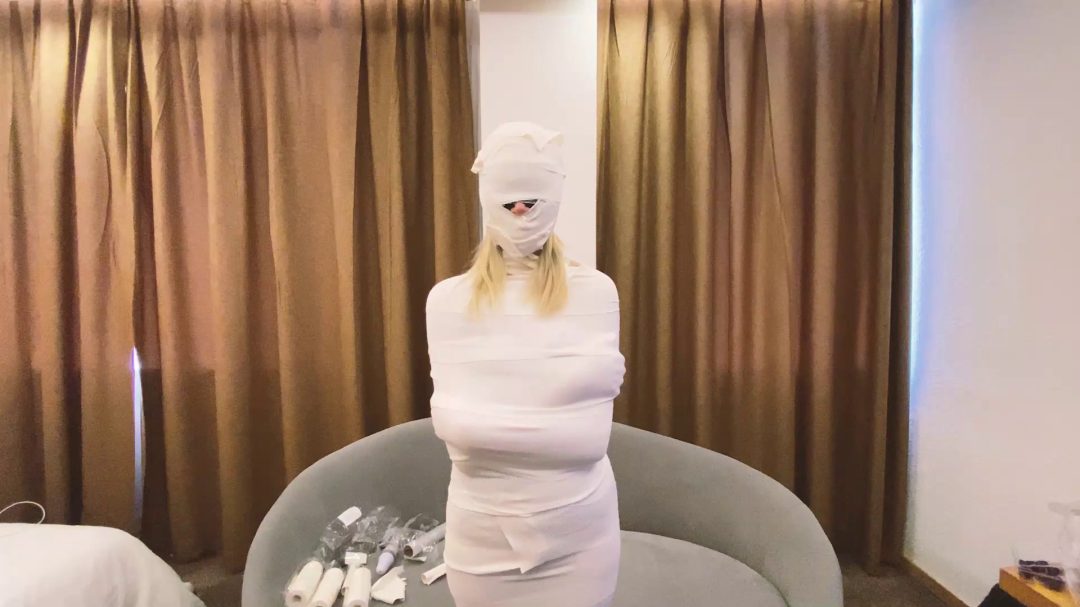 御萝双修的174大长腿月月。白色绷带+胶带拘束-4