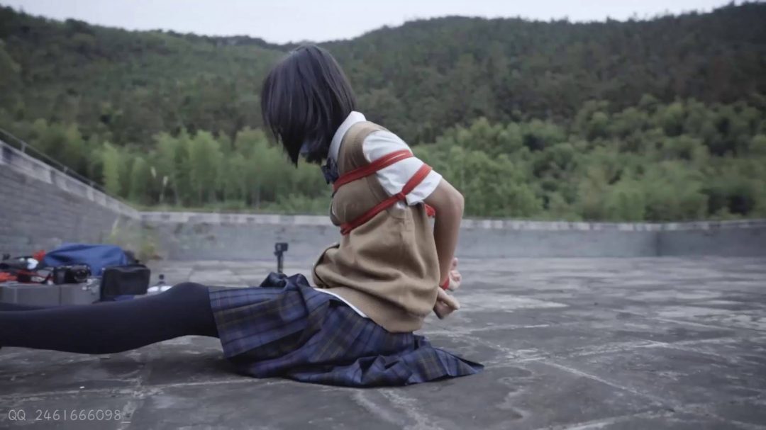 新人试镜现役JK黑丝女子优等生室内捆绑挣扎制服鞋户外镣铐行走-5