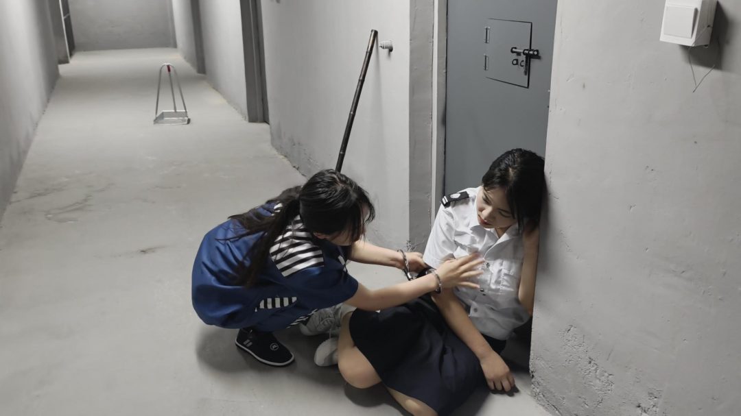 【鑫鑫工作室】林静如因职场的卫生打扫问题与同事发生口角，后因奶奶生病住院而逃狱，被李抓住并带回。在审讯中，解释自己因担心奶奶病情而逃跑，但被认为情节严重，需更换戒具并加重处罚。威胁她若再逃将面临更重刑-5