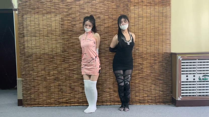 king定拍《自动拘束服装 下》美丽模特们被品牌的服装包裹 2个美女人棍想方设法在房间里逃跑挣脱 结果越挣扎捆绑越密集 却被抓来强制做服装展示-12