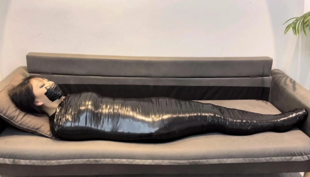 【小鹿】小鹿的黑色胶带全包，嘴巴和全身，包的很严实，想挣脱，就是挣脱不开，“呜呜呜”-8