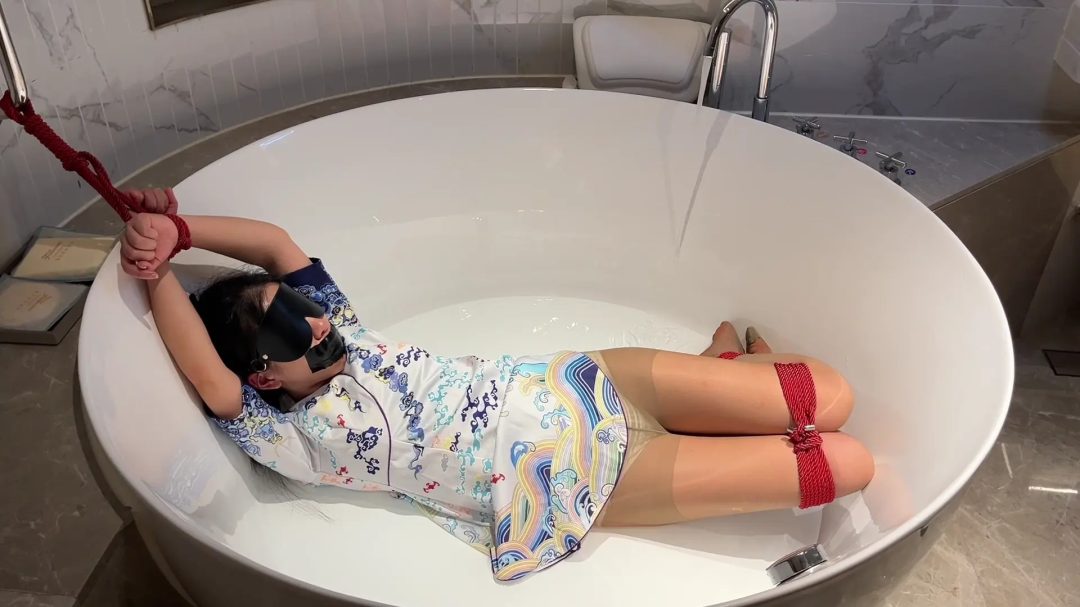 【臭脚妹妹】【空姐湿身诱惑】【灰色丝袜/咖色丝袜】【浴缸】【丝袜堵嘴】-2